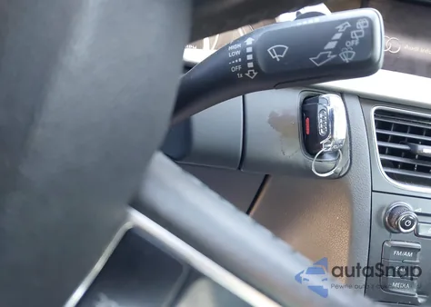 2011 Audi A4 2.0T Premium z USA, uszkodzony, nr VIN WAUSFAFL1BA009217